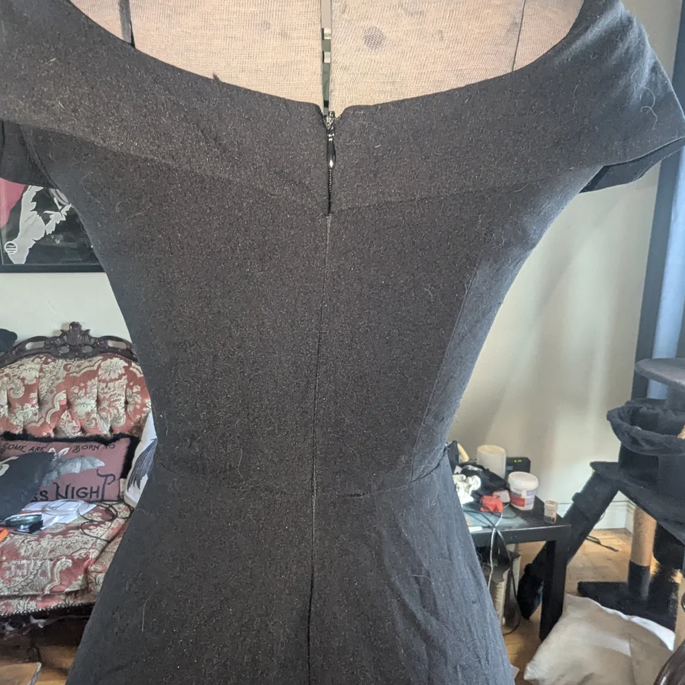 MUXXN 1950s Vintage Style Elegant Black Off-Shoulder Dress Gothabilly - Picture 5 of 8
